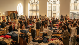 ne manquez pas la première vente vintage au kilo de l'année chez emmaüs alternatives à paris. une bonne affaire pour dénicher des trésors uniques et responsables !