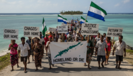 le royaume-uni maintient sa position sur l'accord des îles chagos face aux critiques de donald trump, qui a qualifié la rétrocession d'« acte de grande stupidité ».