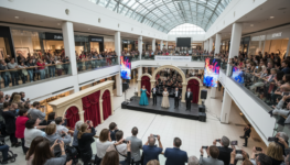 profitez d'une offre exceptionnelle au centre commercial de la défense : assistez gratuitement à un opéra unique avec 100 musiciens sur scène. ne manquez pas cet événement culturel grandiose accessible à tous.