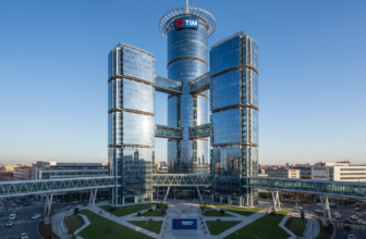 telecom italia confie à goldman sachs et evercore l'évaluation de l'offre proposée par poste italiane, dans le cadre d'une opération stratégique majeure.