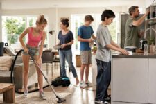 découvrez des conseils pratiques pour motiver les adolescents à s'impliquer dans les tâches ménagères et instaurer un esprit de responsabilité à la maison.