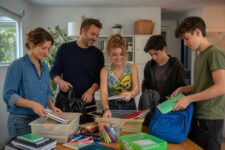 découvrez comment recycler efficacement les fournitures scolaires de l’an dernier pour réduire le gaspillage et faire des économies tout en adoptant une démarche écologique.