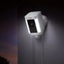Ring Spotlight Cam Wired | Caméra de surveillance HD avec projecteur LED, alarme et système audio bidirectionnel