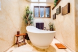 Aménager une salle de bain fonctionnelle et design avec un budget limité