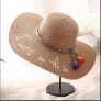 Chapeau de paille avec broderie